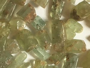Spinell und Kyanit 100 Karat Kristall Rohsteine Edelsteine 