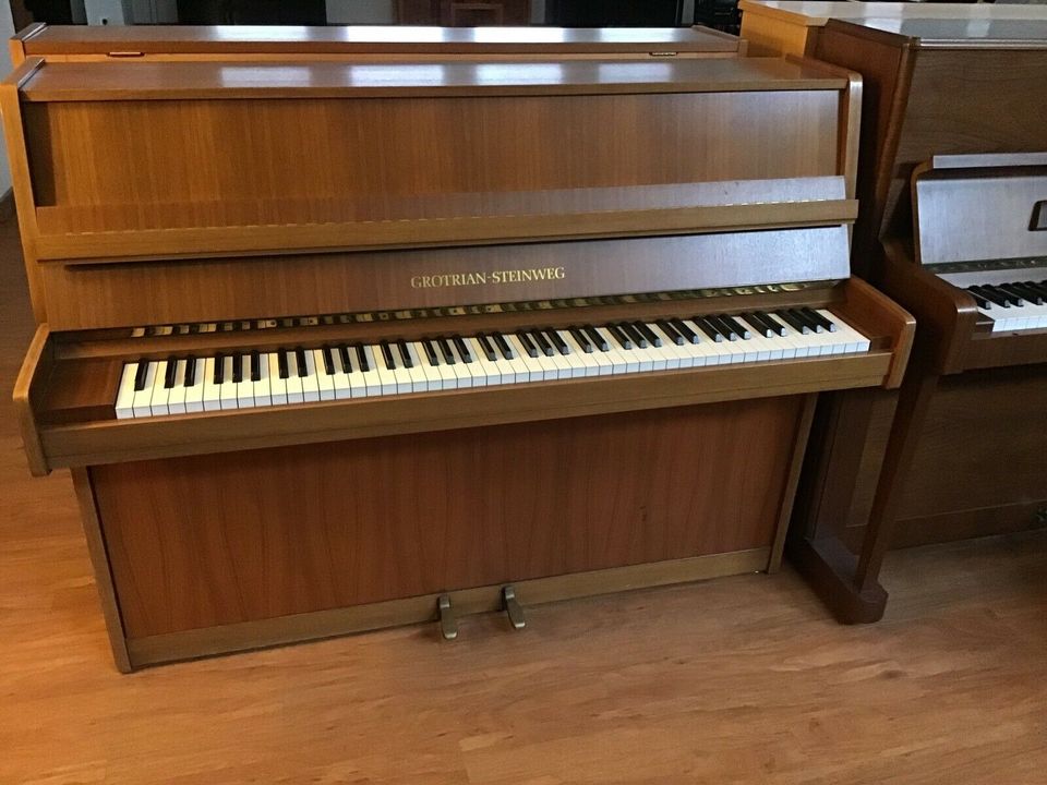 Grotrian-Steinweg Klavier — Modell 110 — Nussbaum in Auggen
