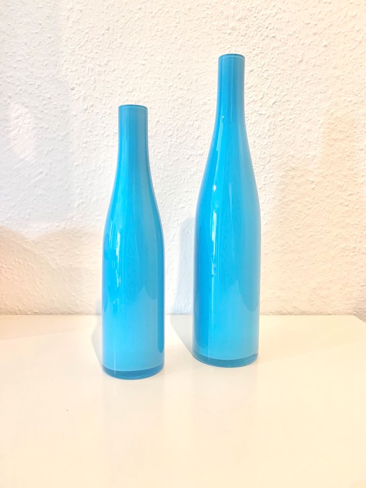 Set 2 Vasen aus Glas strahlendes babyblau hellblau türkis in Pulheim