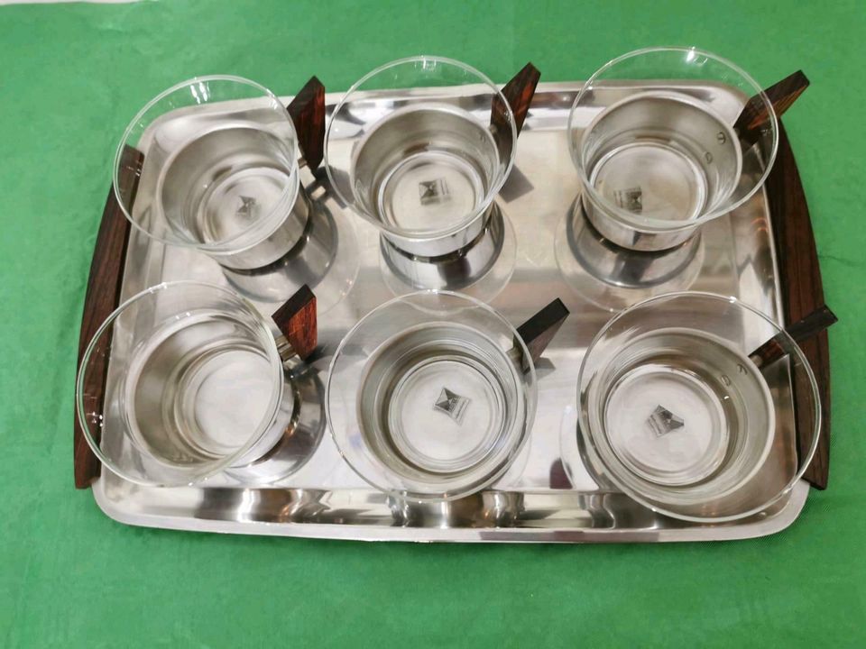 6 Teegläser auf einem Metalltablett in Niedersachsen - Emden