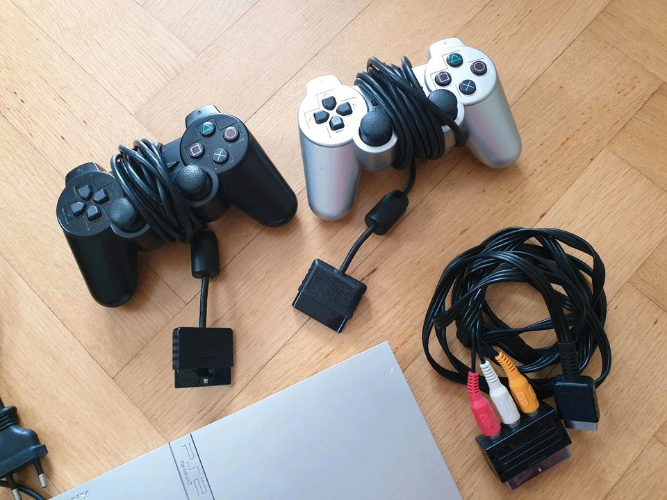 Playstation 2/Sony/Silber/Zubehör/Spiele/2 Controler in Kassel