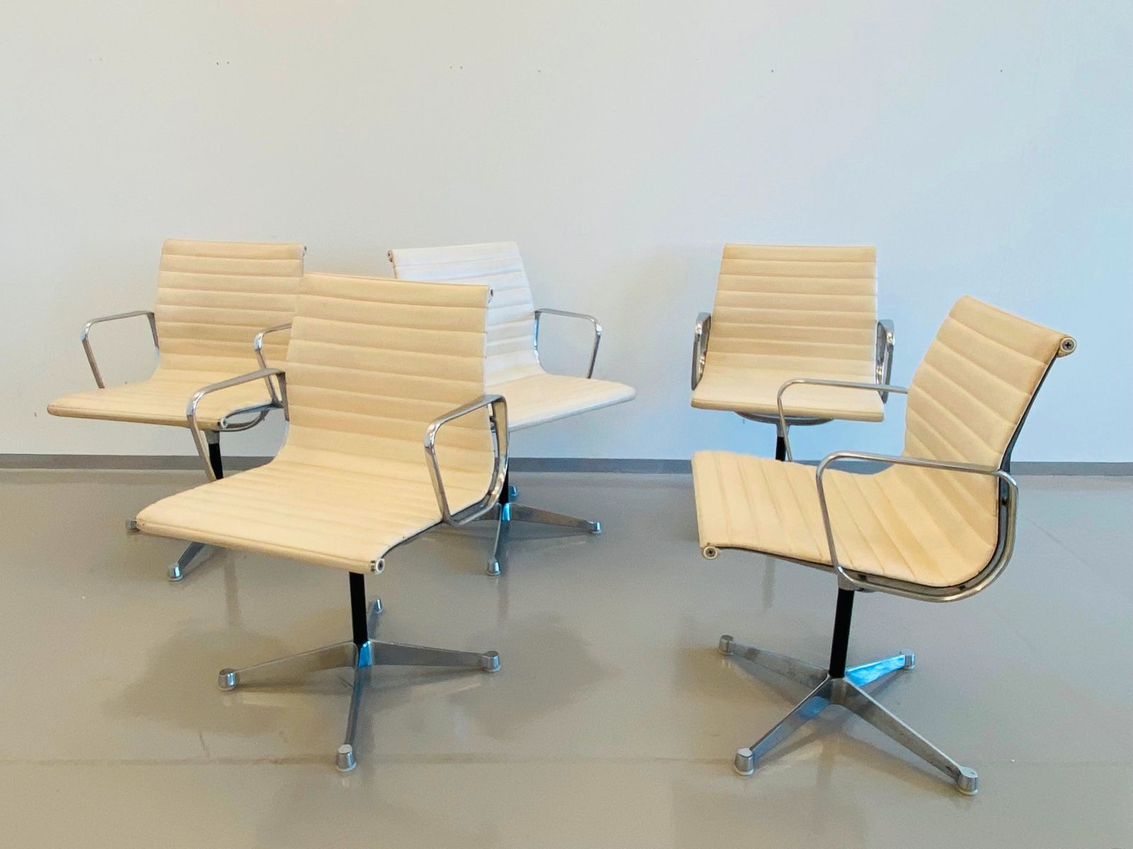 5 x original Herman Miller Eames Alu Chair gebraucht kaufen  