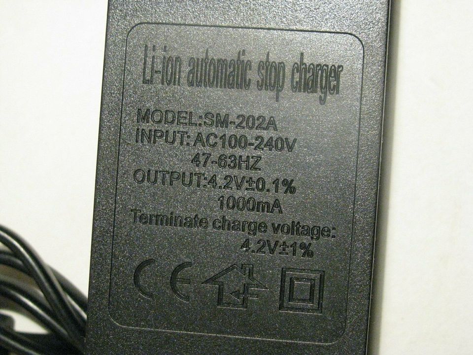 Ladegerät für bis zu 2 Lithium-Akkus 18650, 2 LED in Oberasbach
