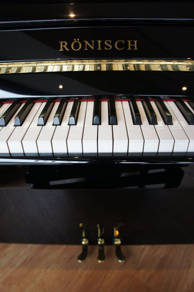 Rönisch Klavier - Modell 116 - neu lackiert in Auggen