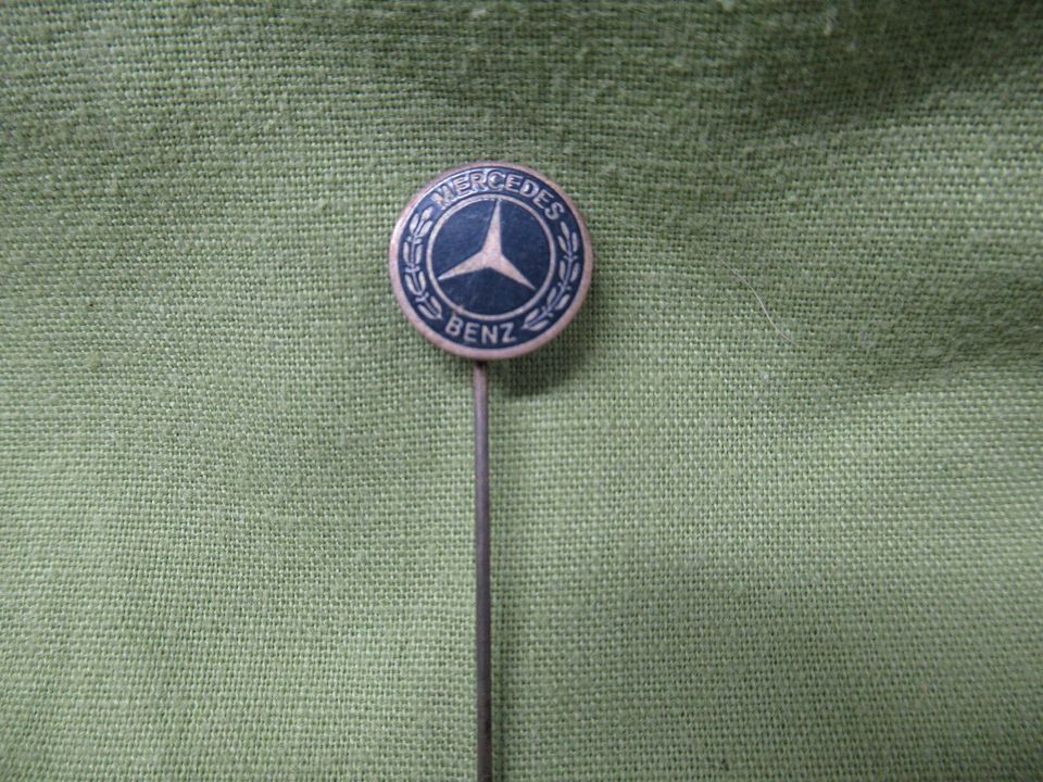 Sammler Anstecknadel / Brosche Mercedes Benz in Büdelsdorf