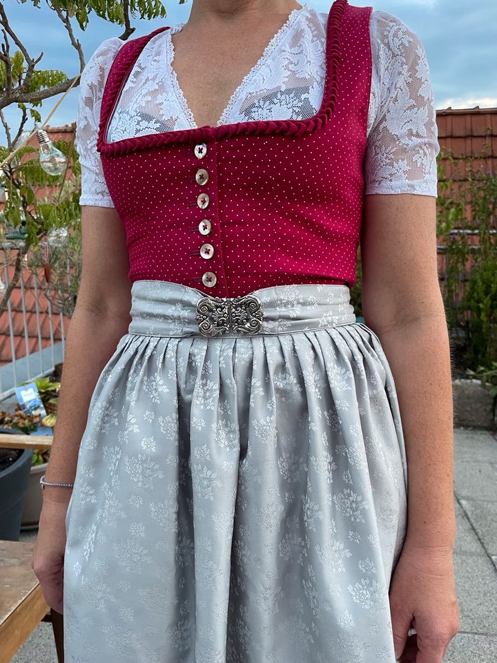 Moda Strój tradycyjny Dirndl Wenger Austrian Style Dirndl w kolorze bia\u0142ej we\u0142ny-r\u00f3\u017cowy Wz\u00f3r w paski 