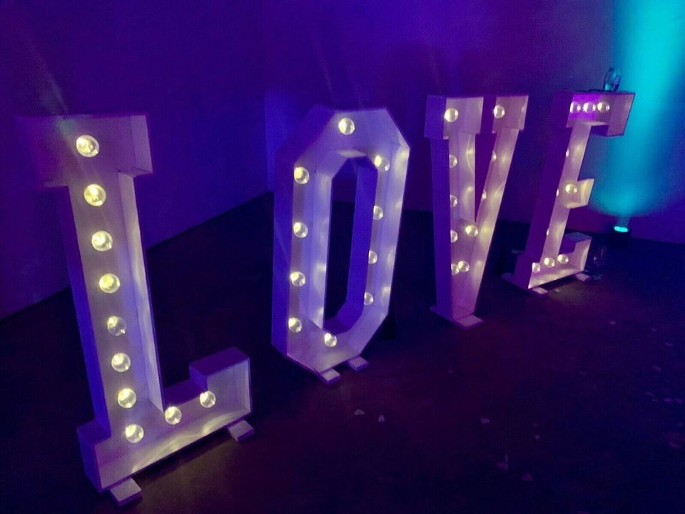 LOVE Leuchtbuchstaben Hochzeitsdeko in Bergheim