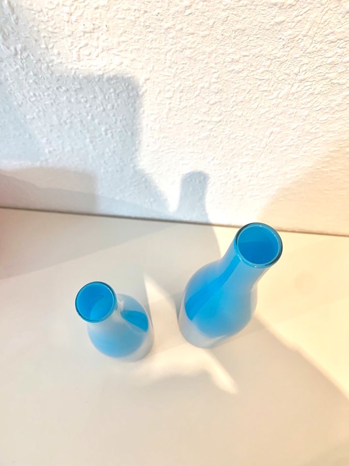 Set 2 Vasen aus Glas strahlendes babyblau hellblau türkis in Pulheim