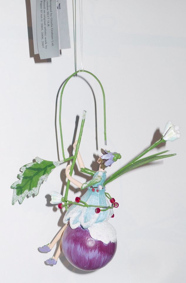 RAR: Dekofigur von Gisela Graham kleine Elfe auf einer Frucht in Düsseldorf