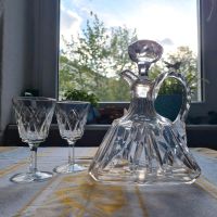 Geschliffene Kristall-Karaffe mit Stöpsel und 2 Gläsern Friedrichshain-Kreuzberg - Friedrichshain Vorschau