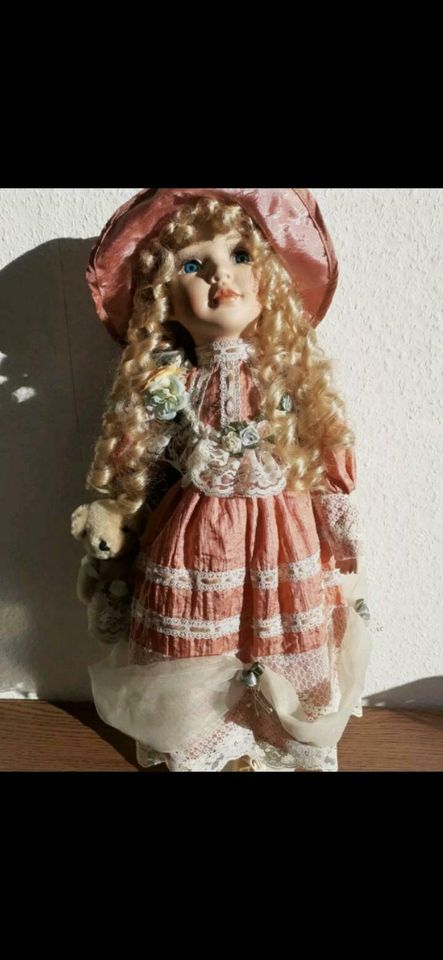 Wunderschöne Puppe Porzelanpuppe in Nordrhein-Westfalen - Brilon