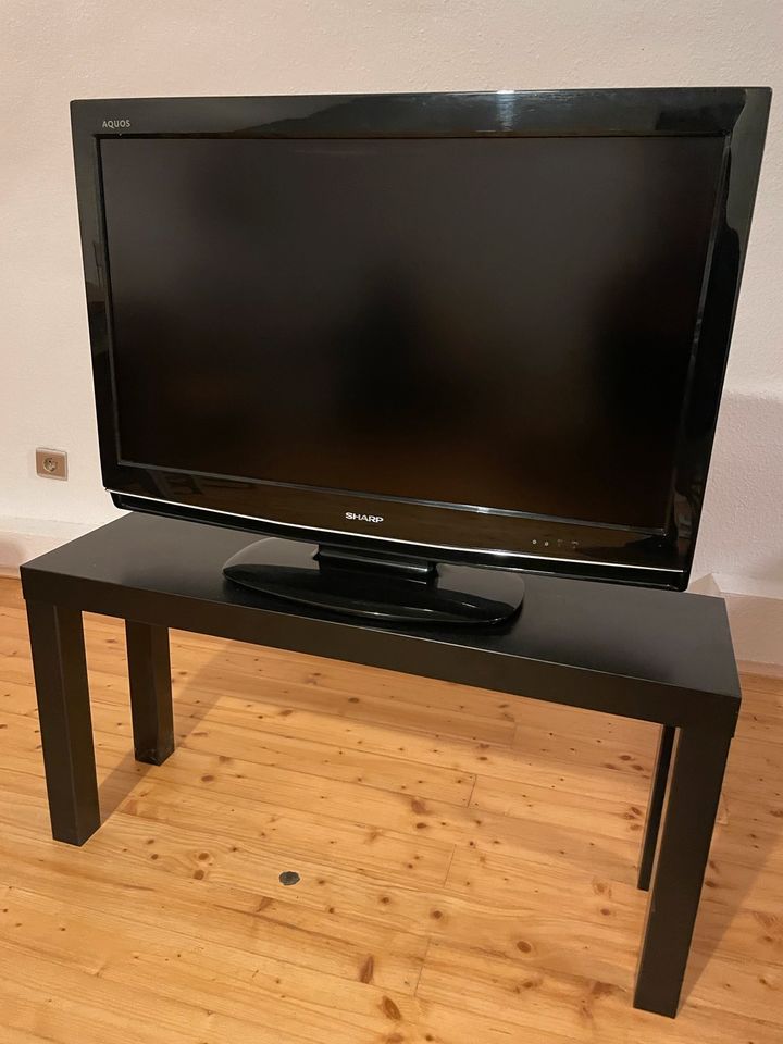 Sharp TV und TV Bank  90x26x45 cm in Homburg