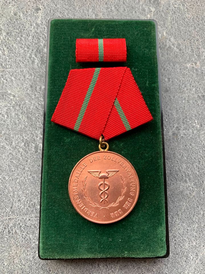 Militaria/2 Urkunden für Medaillen für Treue Dienste des ZOLL der DDR 