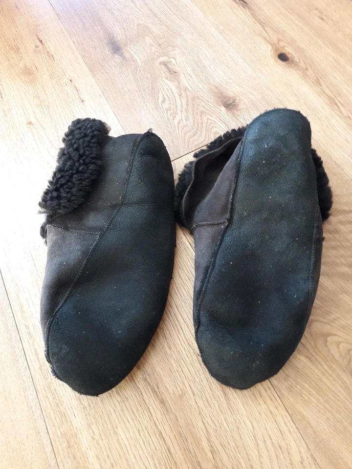Lammfell Schuhe Pantoffeln dunkelbraun in Biberach an der Riß