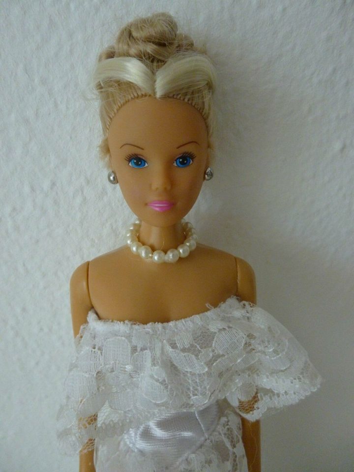 Schöne Barbie / Simba Puppe in einem Vintage Kleid in Bayern - Tiefenbach Kr Passau
