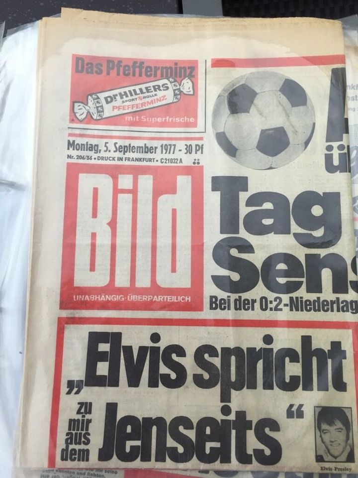 Noch da: 4 Bild-Zeitungstitelseiten August 1977 zu Tod Elvis in Hessen - Niedernhausen