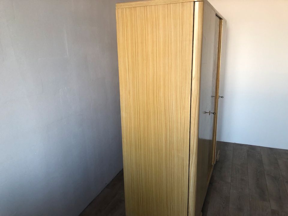 #A Kleiderschrank 3 türig Holz hell DDR Schlafzimmer in Sachsen - Burgstädt