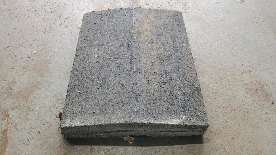 1 Abdeckung für Mauern Steinplatte ca. 25x31,5 cm zu verschenken in Rommerskirchen