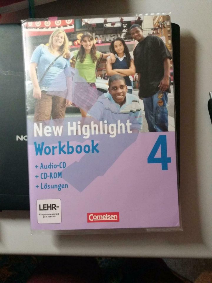 New Highlight 4 Workbook und Workbook mit Lösungen und CDs in Mossautal