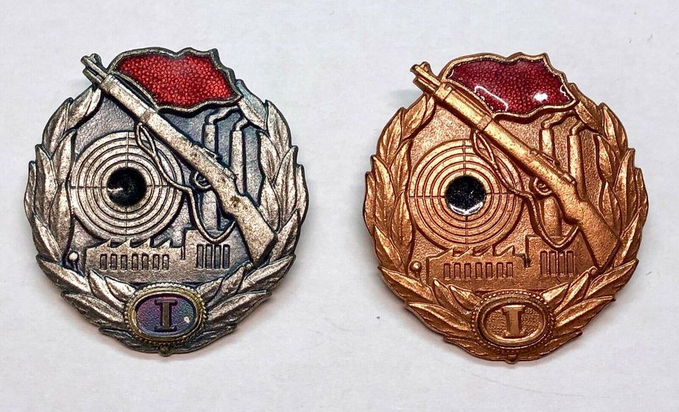 Schiessabzeichen Bronze und Silber 2 Stück DDR Abzeichen 