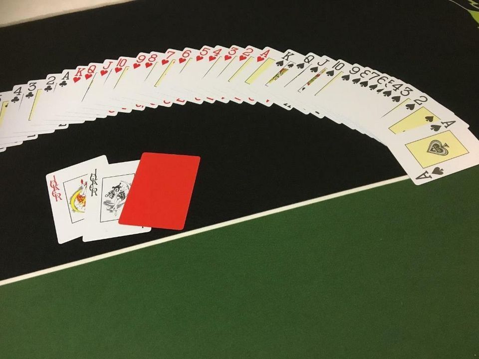 leicht geriffelte Rückseite großer Index 2x hochwertige Plastik Pokerkarten 