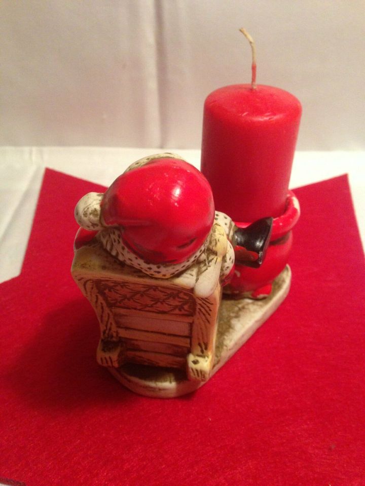 Nostalgischer Weihnachtsmann im Schaukelstuhl mit Kerze, handbema in Porta Westfalica