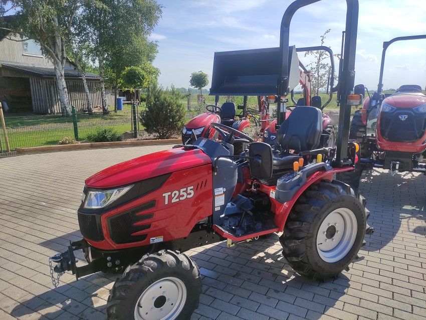 Allradtraktor TYM TS 255 25 PS Vorführgerät TOPAUSSTATTUNG StVZO in Berne