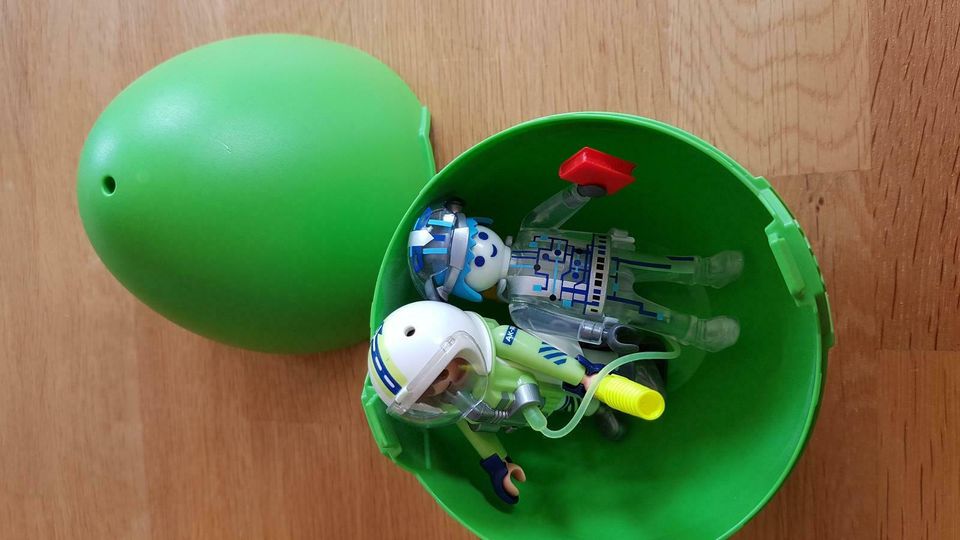 2 Taucher im Ei  und ein Skelett Playmobil in Neunkirchen