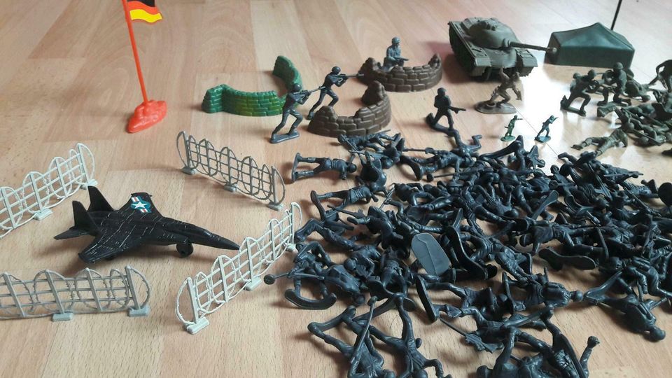 Plastik Armee, Militär  Spielfiguren in Wöllstadt