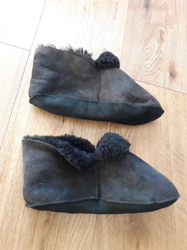 Lammfell Schuhe Pantoffeln dunkelbraun in Biberach an der Riß