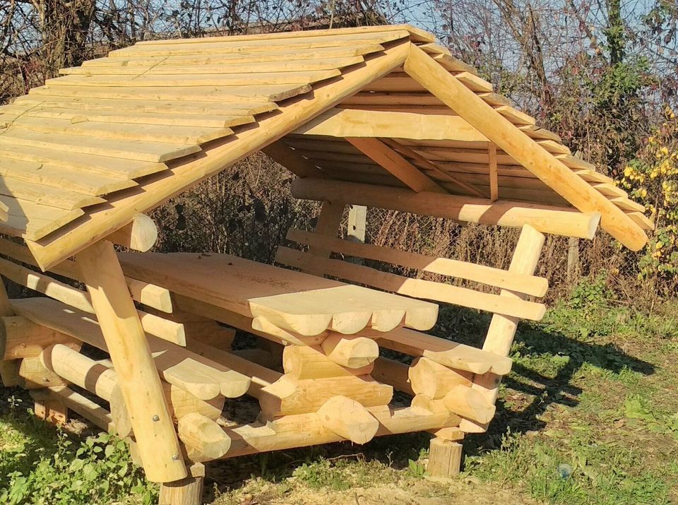 L Überdachte Sitzgruppe mit Holzdach, von Blockstammholz. in Heidenrod