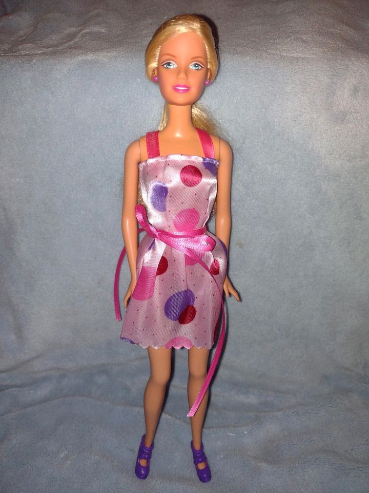 Barbie Puppe in rosa gepunkteten Kleid Mattel 90er in Elsdorf
