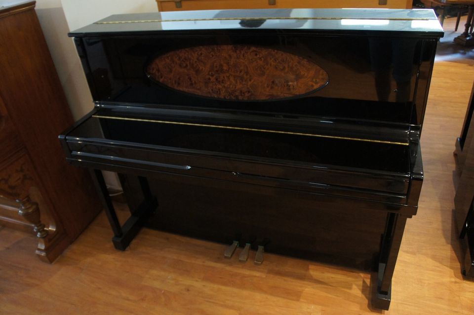 Hohner Klavier - Modell 120 - schwarz hochglanz mit Medallion in Auggen