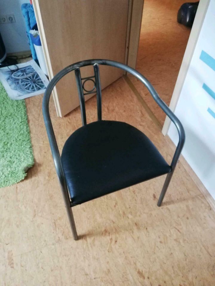 Stühle aus Metall in Pforzheim