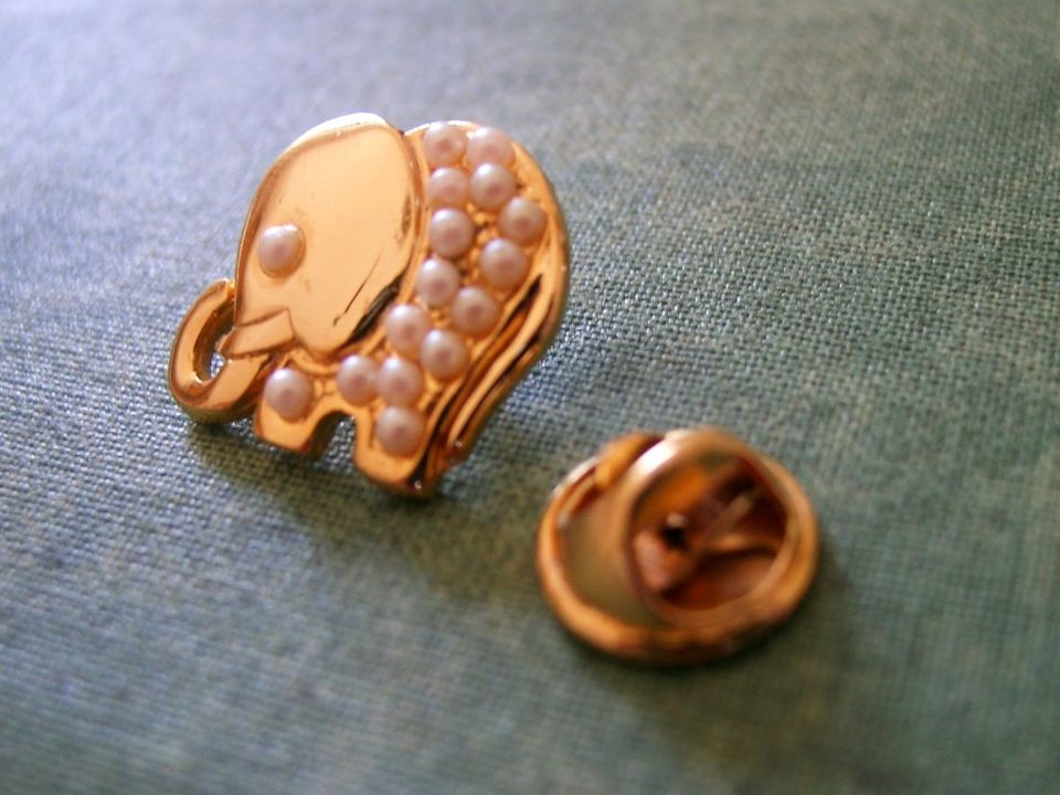 kleiner Elefant glänzend goldfarben Pin Clutch neu Anstecker 