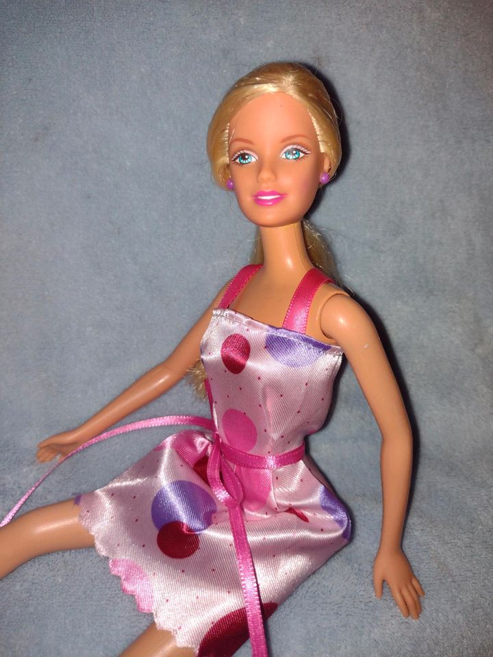 Barbie Puppe in rosa gepunkteten Kleid Mattel 90er in Elsdorf