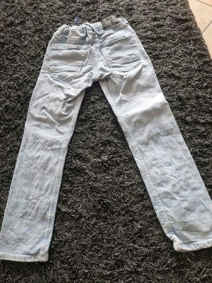 H&M Jungen Slim Jeans hellblau destroyed Gr.134 in Spiegelberg