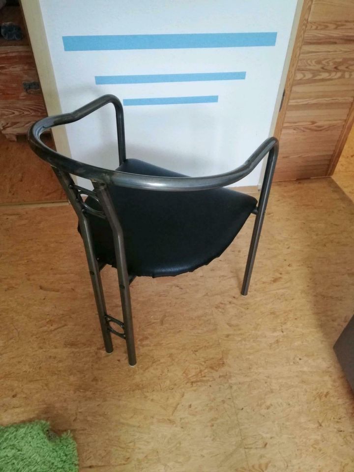 Stühle aus Metall in Pforzheim