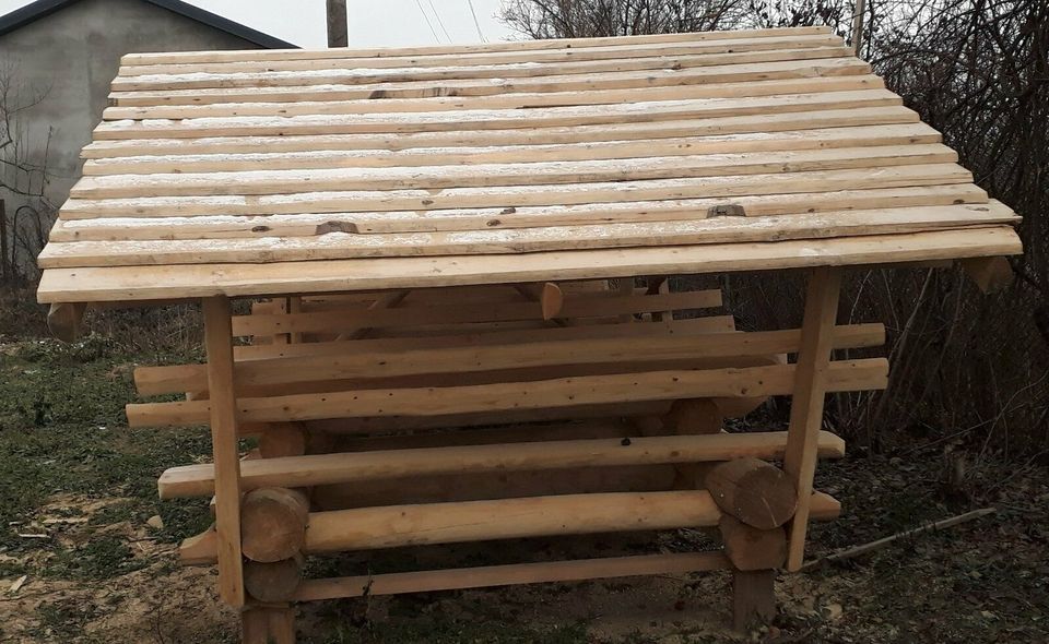 L Überdachte Sitzgruppe mit Holzdach, von Blockstammholz. in Heidenrod