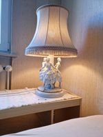 Alte Tischlampe mit Porzellan Figuren Niedersachsen - Wolfenbüttel Vorschau